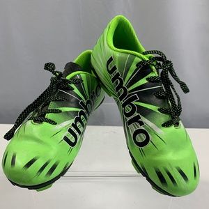 Umbro Boys Soccer Cleats Size 3.5.